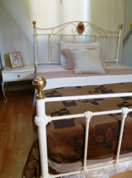 Μεταλλικό κλασικό κρεβάτι με μπρούτζο